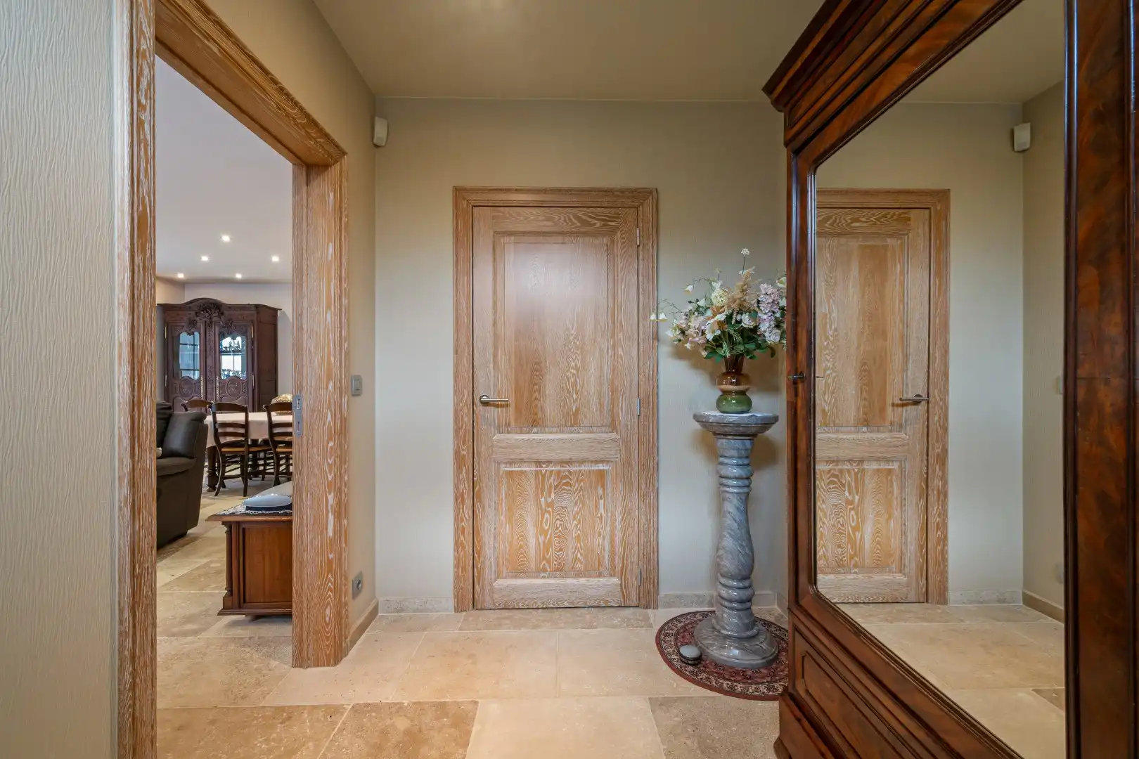 Recente halfopen woning met 3 slaapkamers, garage en tuin op topligging in Ieper foto 2