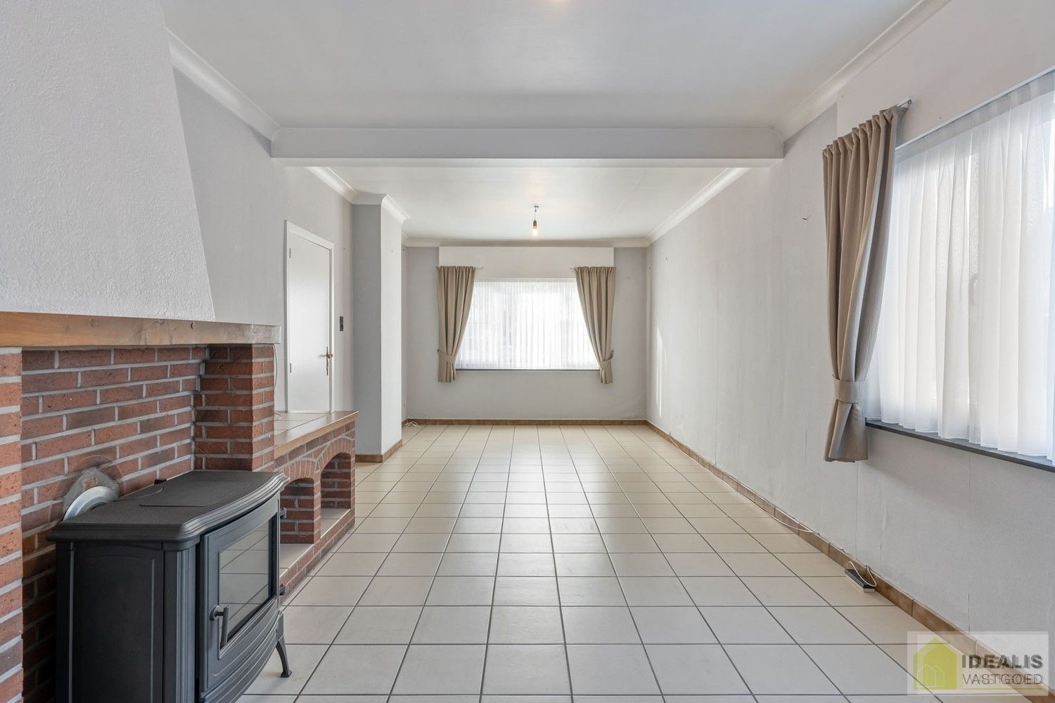 TE RENOVEREN WONING NABIJ HET CENTRUM VAN WIJCHMAAL, PEER OP EEN PERCEEL VAN  MAAR LIEFST 12A 5CA – DE WONING OMVAT EEN OPEN LEEFRUIMTE MET VEEL LICHTINVAL, KEUKEN MET AANSLUITEND EETKAMER, 3 SLAAPKAMERS, BADKAMER, VERANDA EN TWEE RUIME OPSLAGRUIMTES/WERKPLAATSEN – Een praktisch ingedeelde woning op een ruim perceel nabij het centrum van Peer! Dé perfecte zet voor zij die op zoek zijn naar een te renoveren woning met veel mogelijkheden op een rustige locatie in Wijchmaal, Peer! foto 3