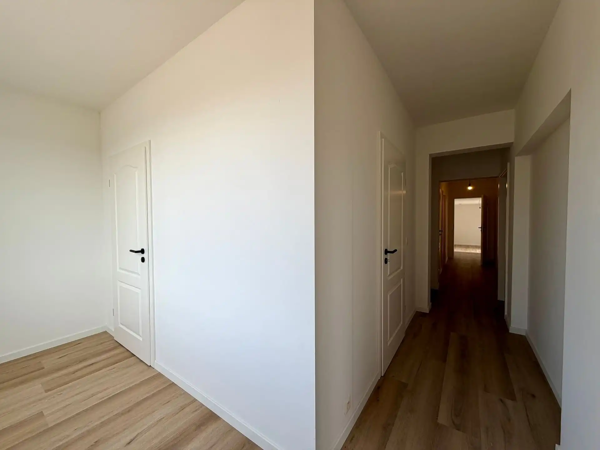 Volledig vernieuwd en instapklaar gelijkvloers appartement met 2 slaapkamers. foto 4