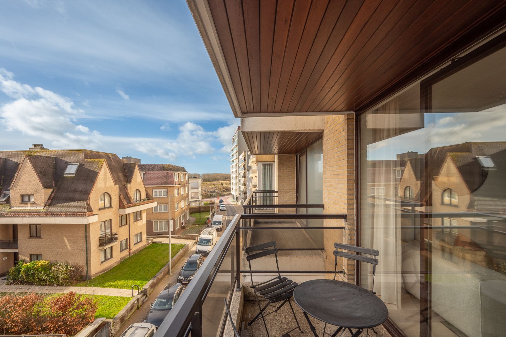 Vernieuwd appartement met zuidgericht terras vlakbij het strand in Duinbergen foto 3