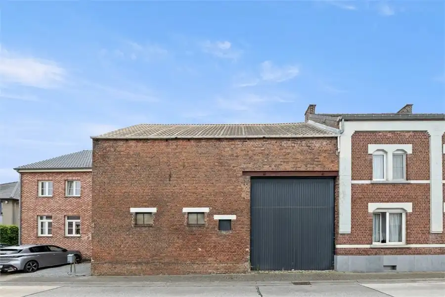 TE RENOVEREN GEZINSWONING MET LOODS IN HET LANDELIJKE GINGELOM foto 2