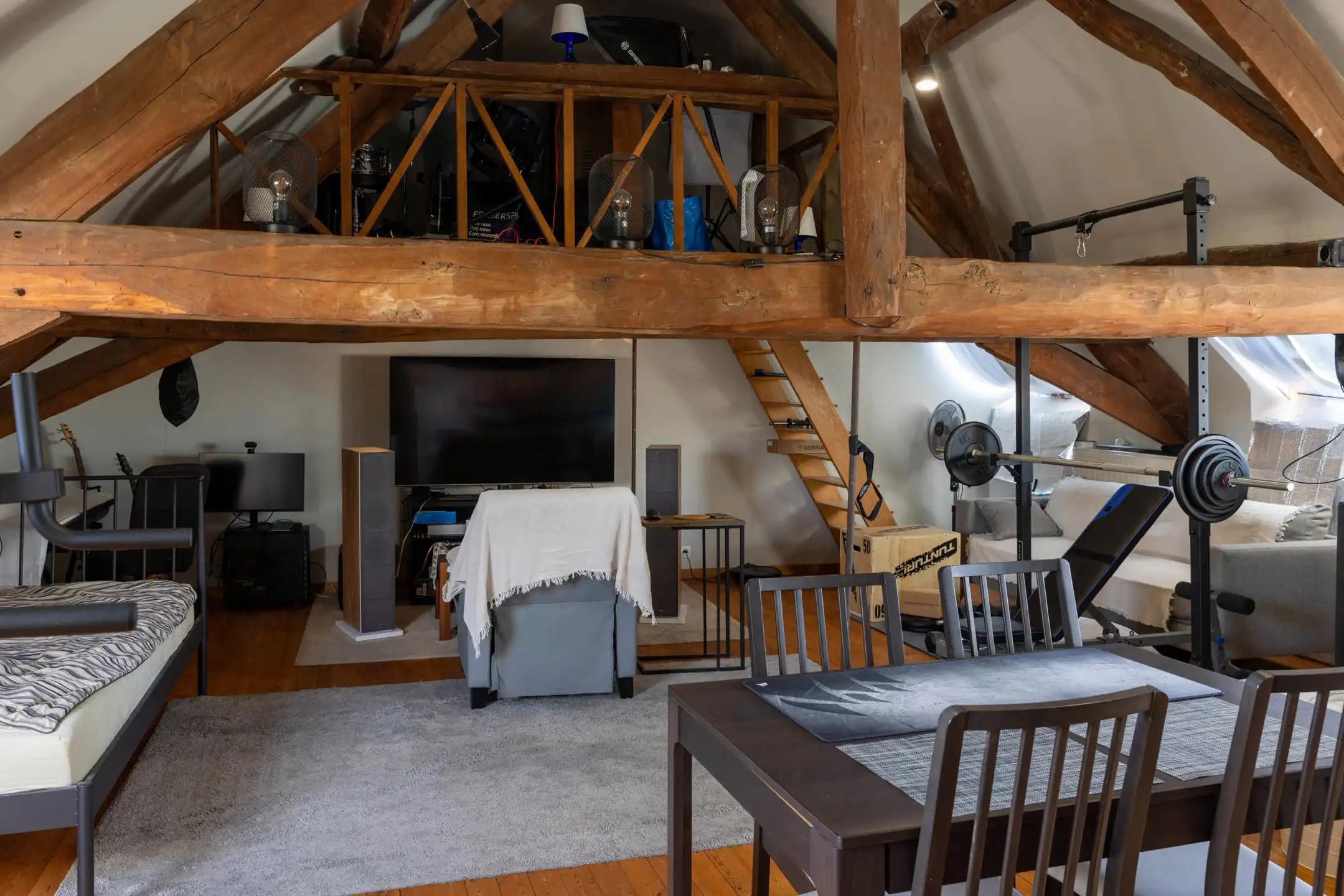 Charmant loft-appartement met mezzanine en terras foto 2