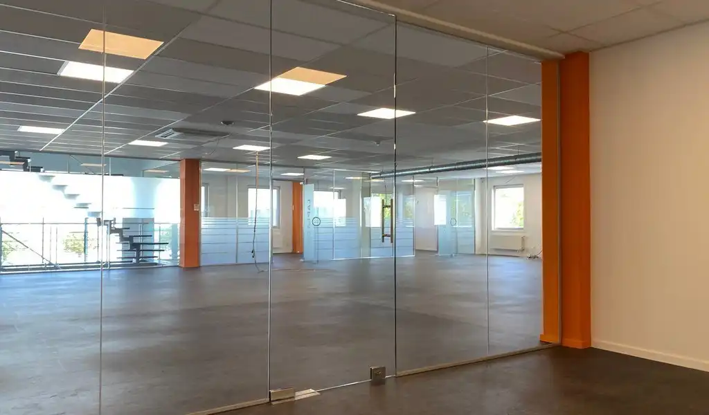 Ingedeeld kantoorverdiep te huur nabij N47 in Lokeren foto 3