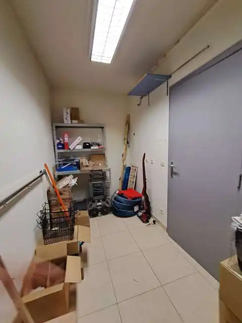 Instapklaar handelspand met 2 polyvalente ruimtes te huur in Loppem Zedelgem foto 9