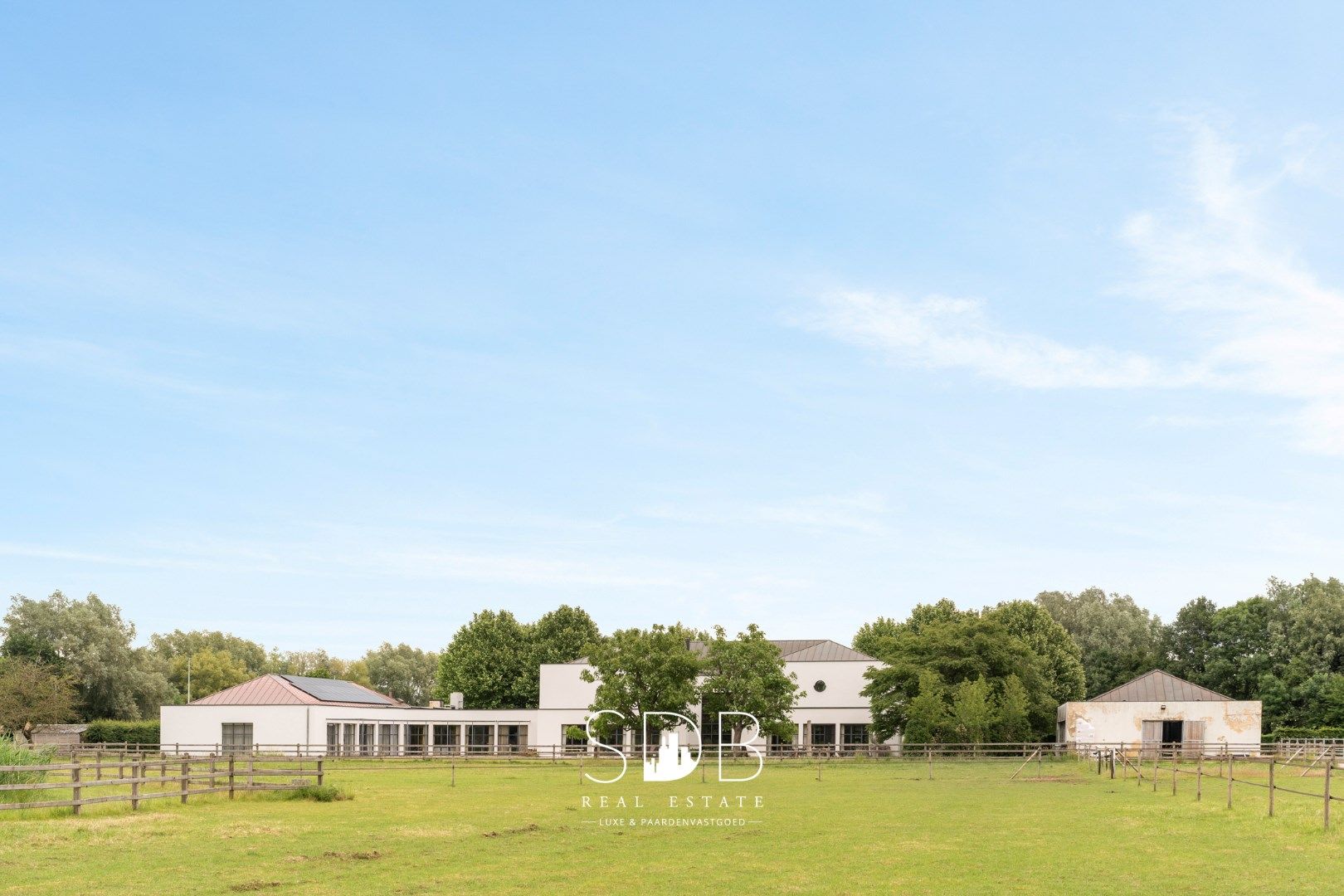 Prachtige villa met hippische accommodatie en graslanden op +/- 23 ha foto 29