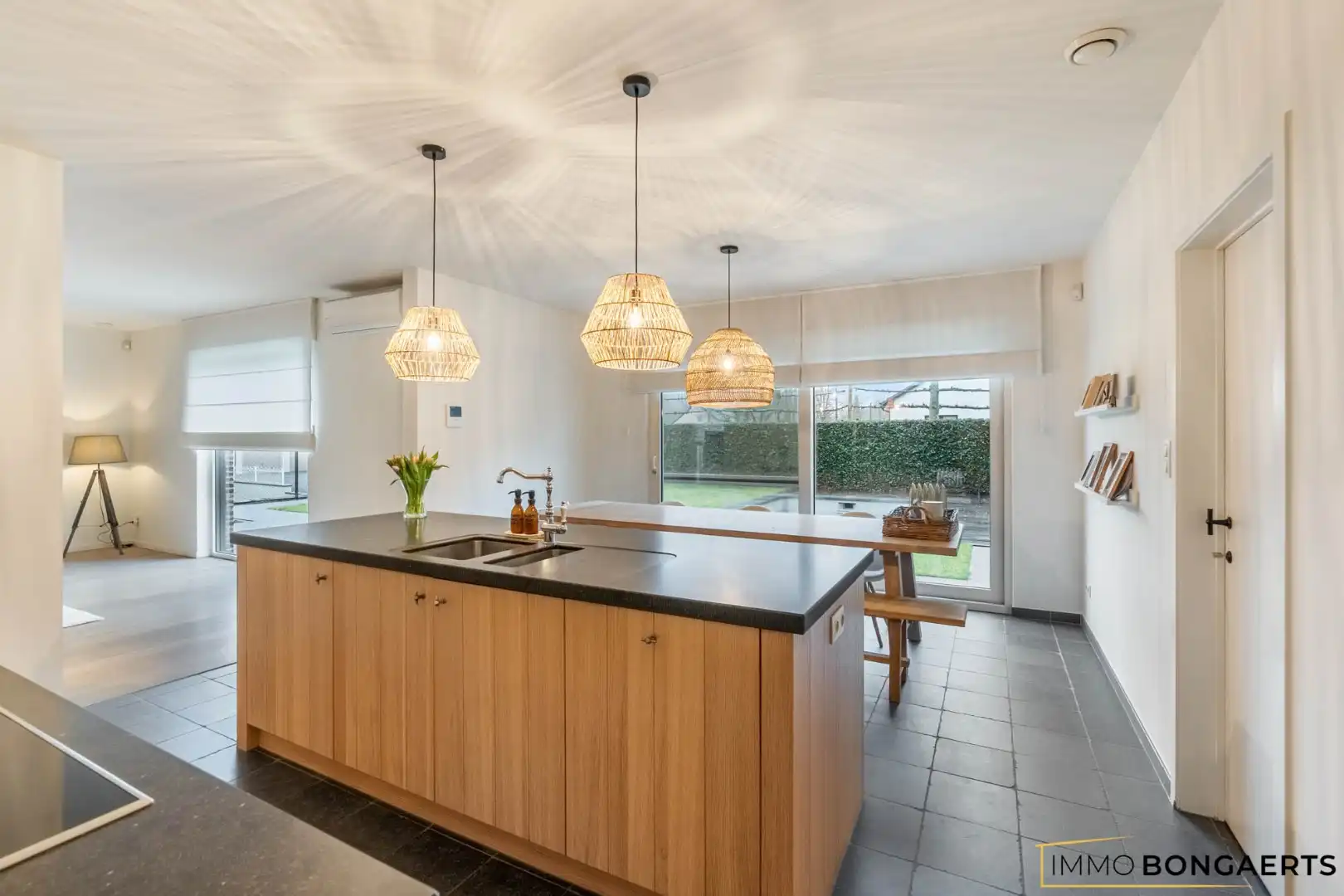 Prachtig afgewerkte woning met praktijkruimte foto 10