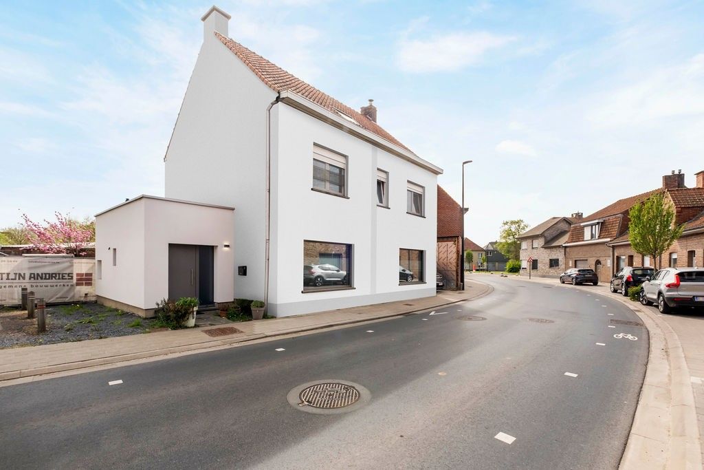 Bijzonder ruime alleenstaande woning op 1.828 m² in het centrum van Langemark foto 2