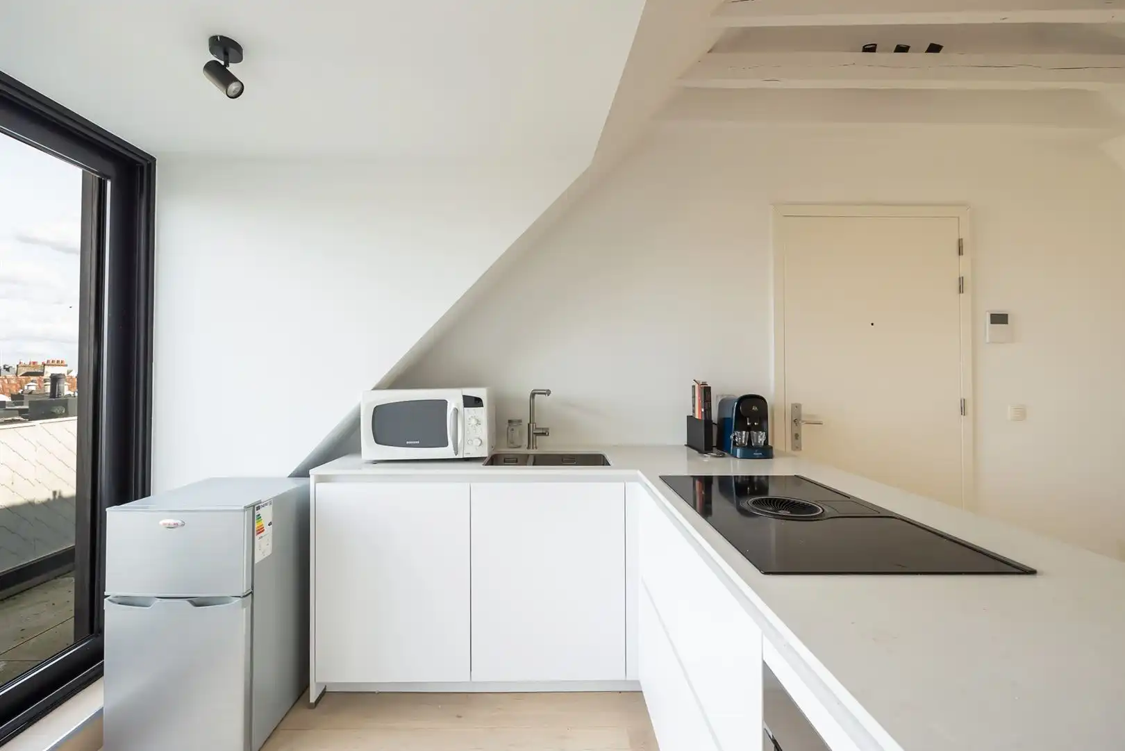 Lofty dakappartement met terras foto 9