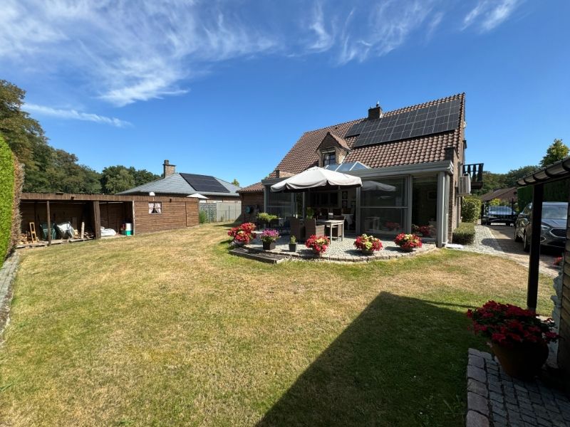 Mooie vrijstaande woning met garage, veranda en zonnepanelen foto 2