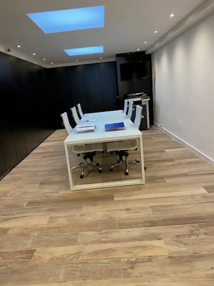 Centraal gelegen gemeubelde kantoorruimte foto 2