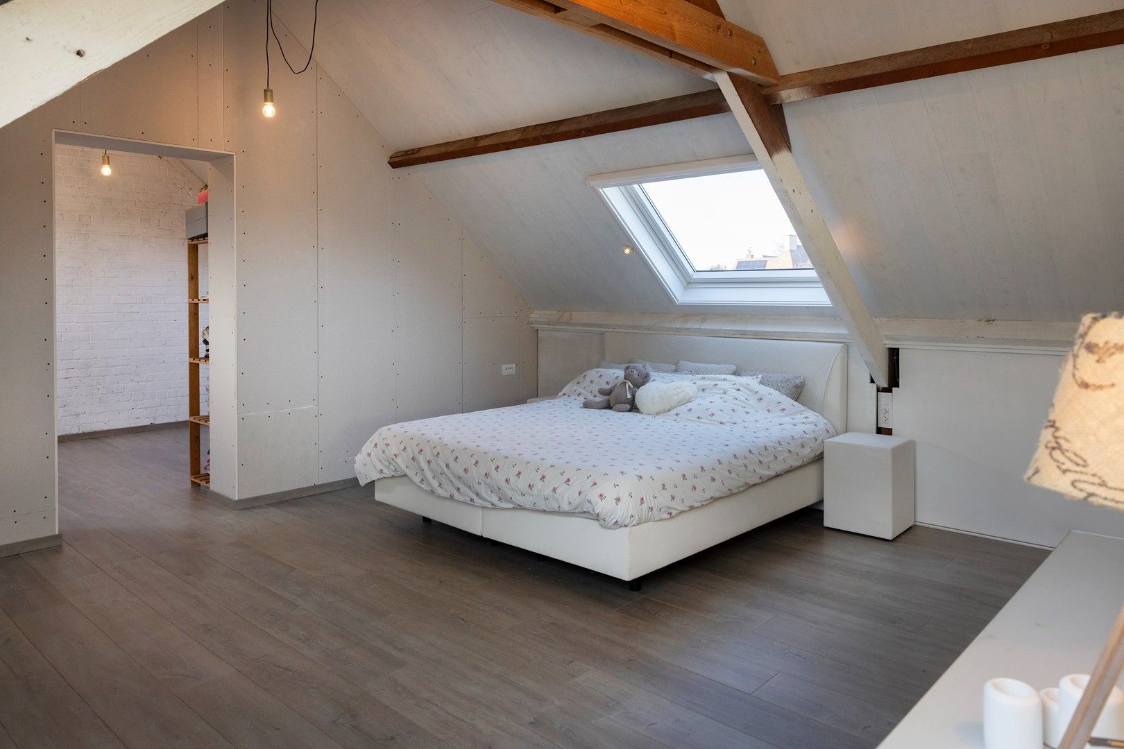 Ruime woning met 4 slpks, bureau en mogelijke praktijkruimte. foto 14