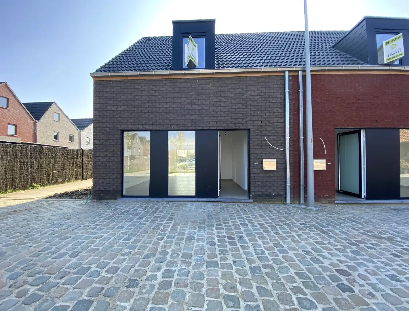 NIEUWBOUWPROJECT MET 4 INSTAPKLARE NIEUWBOUWWONINGEN MET 3 SLPKS EN TUIN foto {{pictureIndex}}