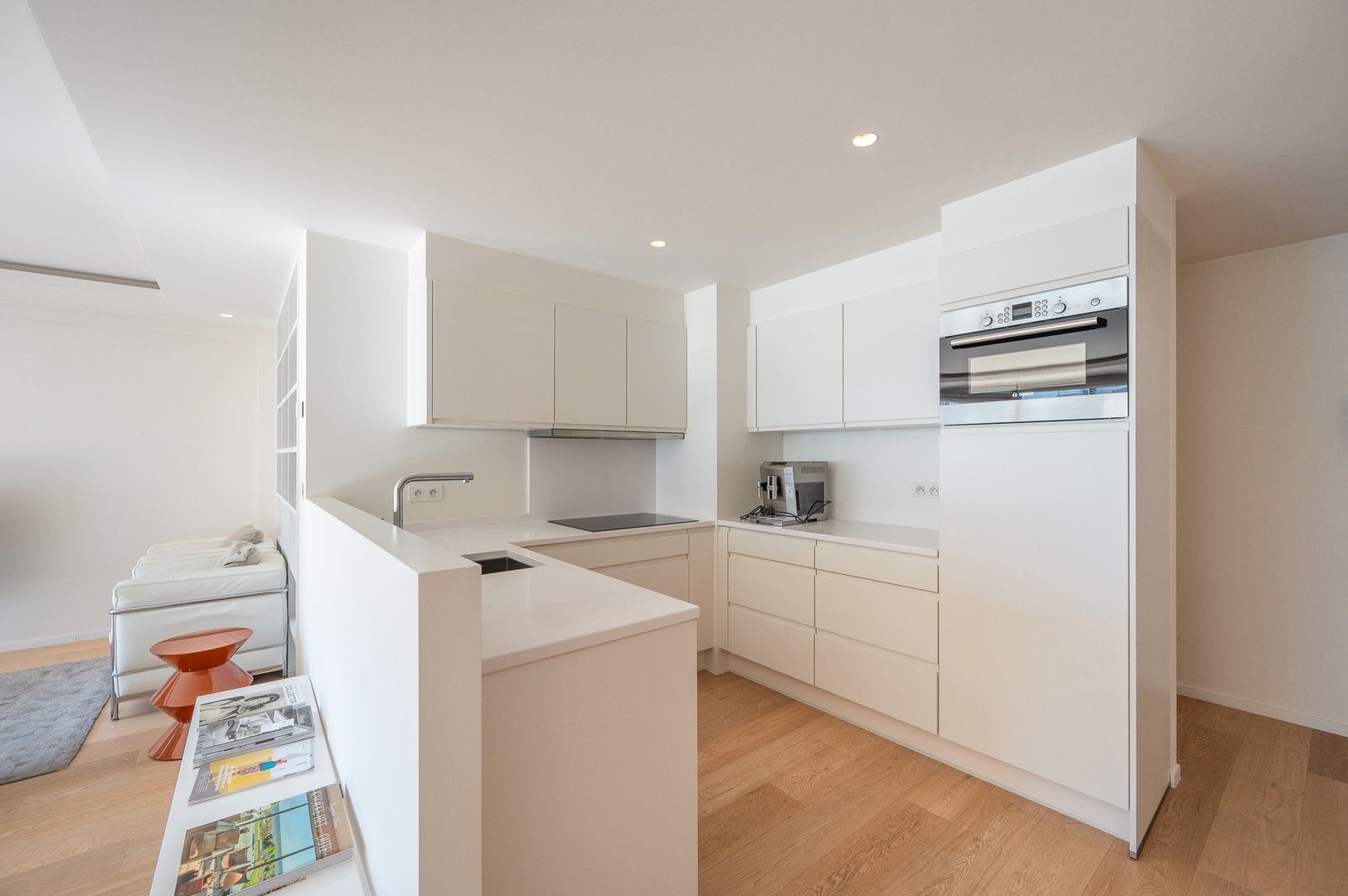 Hedendaags appartement genietend van een open zicht, centraal gelegen op de Kustlaan in het Zoute. foto 8