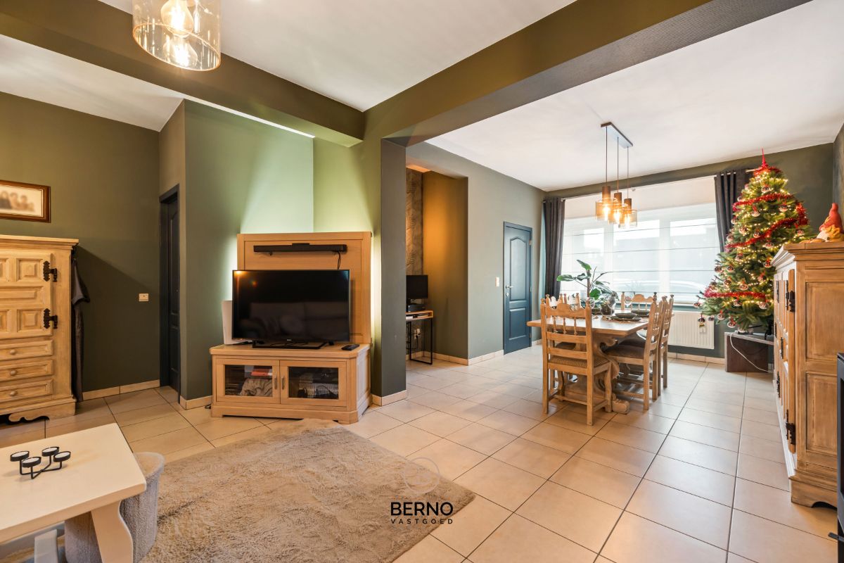 Ruime, gerenoveerde woning met knappe tuin foto 4