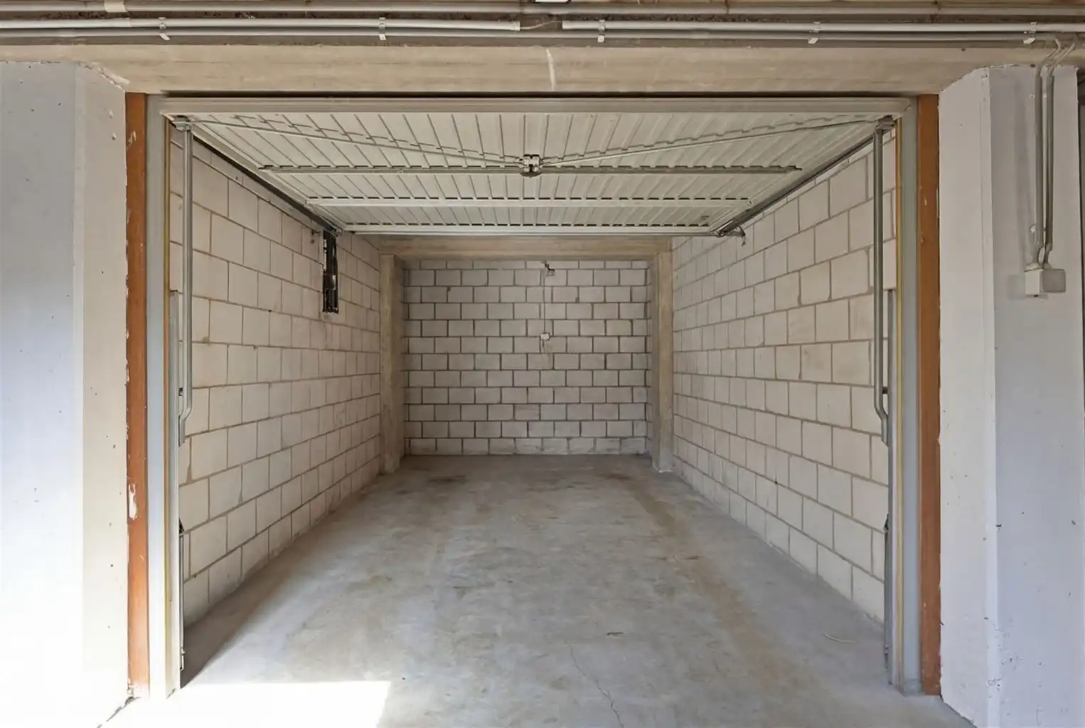 Zeer ruim 2 (+1)-slaapkamer appartement met overdekt terras, ondergrondse garagebox en aparte berging gelegen op wandelafstand van het centrum van Maaseik.  foto 21