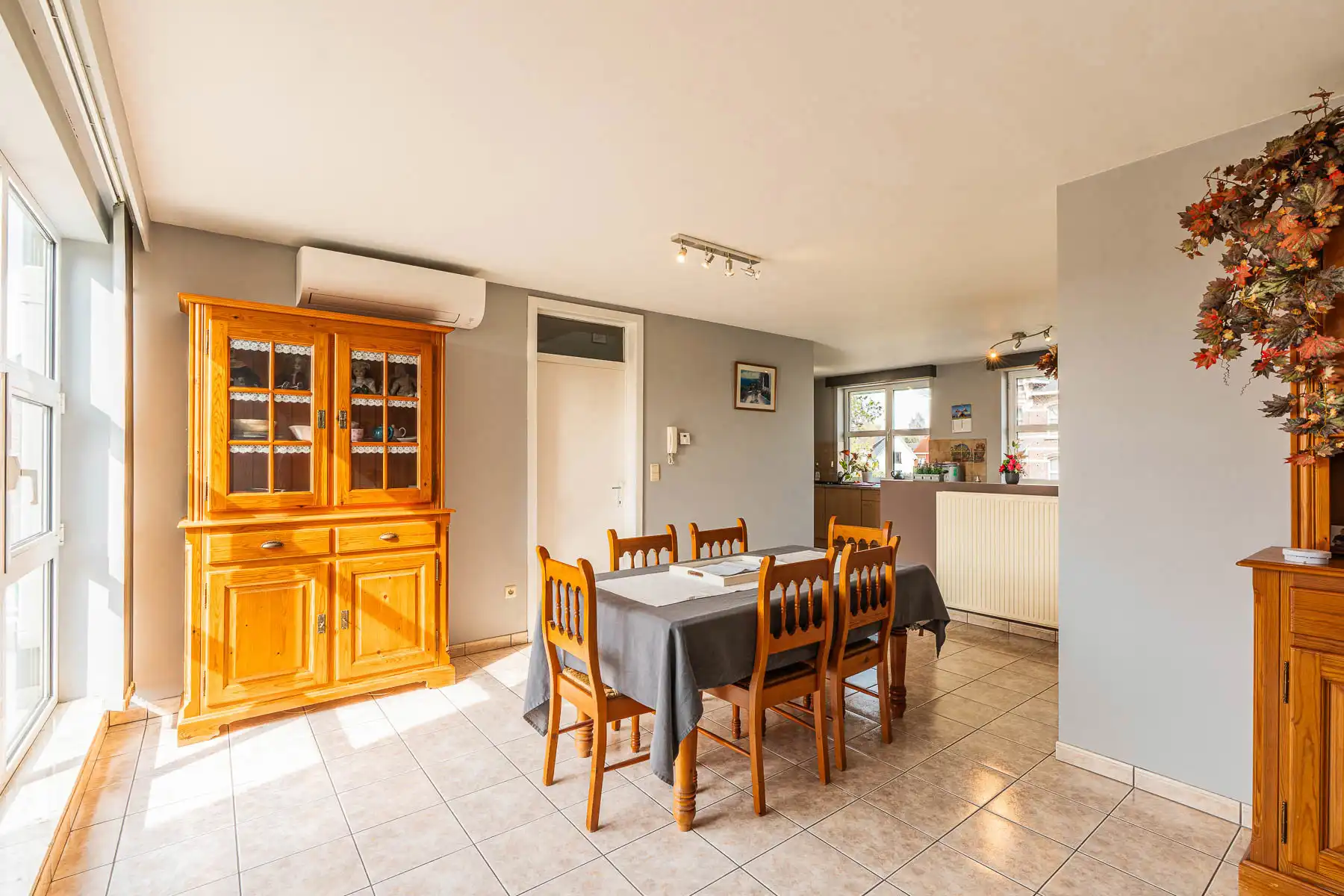 Ontzettend ruim en lichtrijk duplex-appartement incl garagebox foto 3