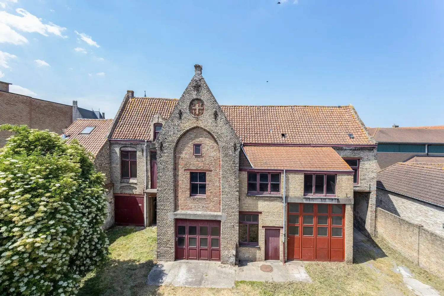 Hoofdfoto van de publicatie: VEURNE: Historisch gebouw (reeds vermeld begin 15de eeuw, verbouwd in 1716) met meerdere garages pal in het centrum van Veurne op 673m² grondoppervlakte.