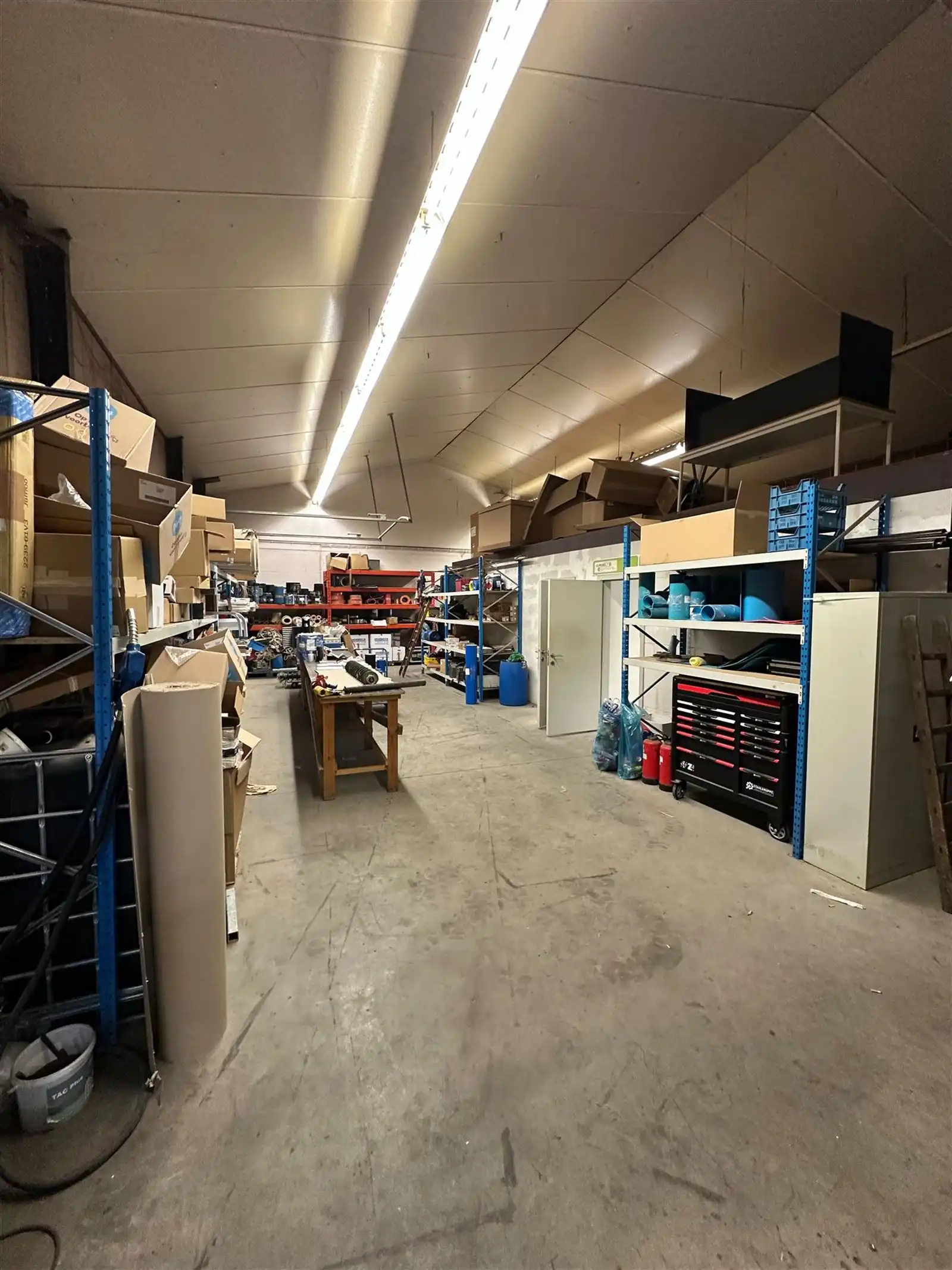 Praktisch magazijn met kantoor - 177 m²  foto 2