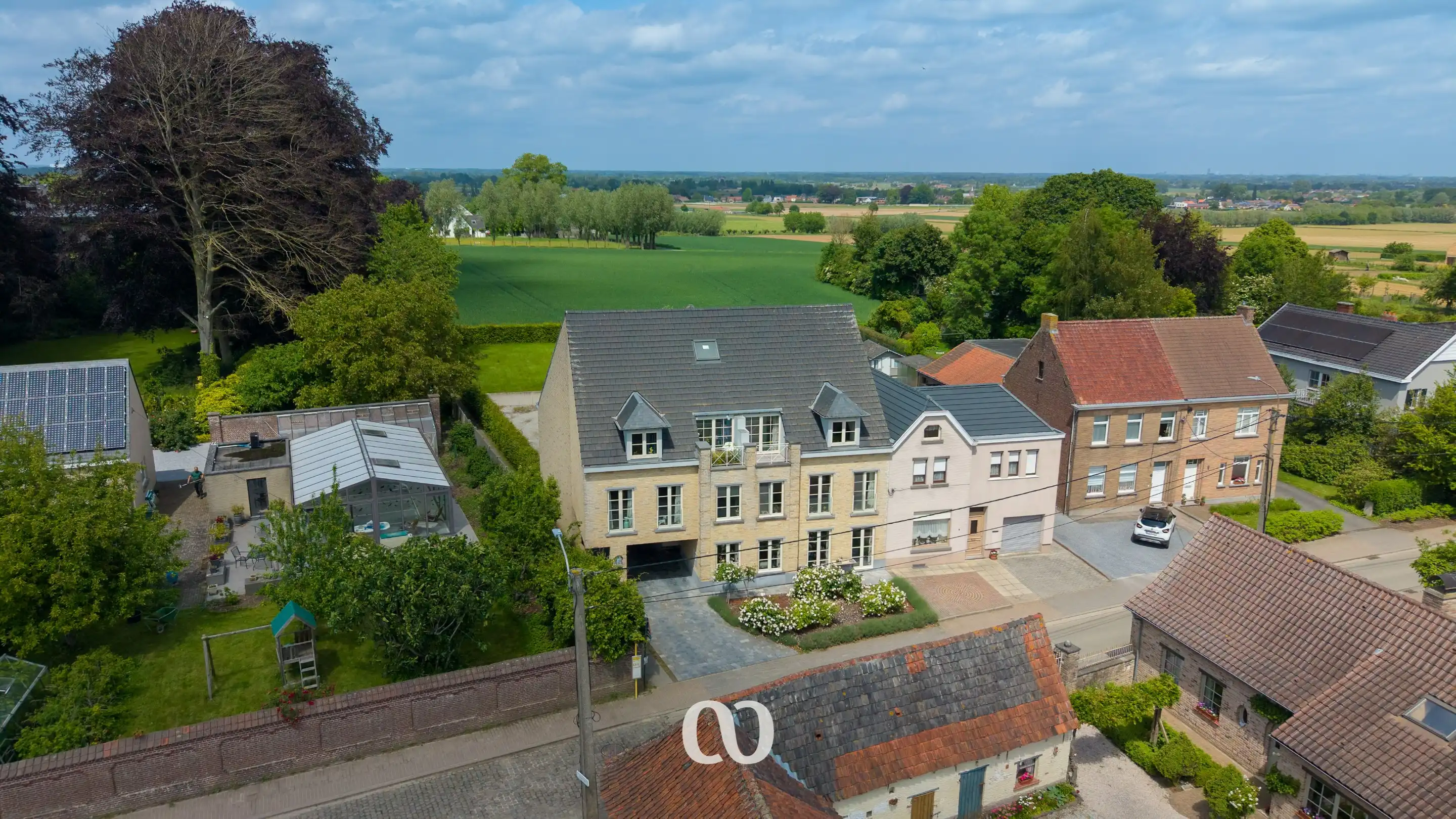 Gelijkvloers appartement met 3 slaapkamers, garage en tuin in Huise foto 1