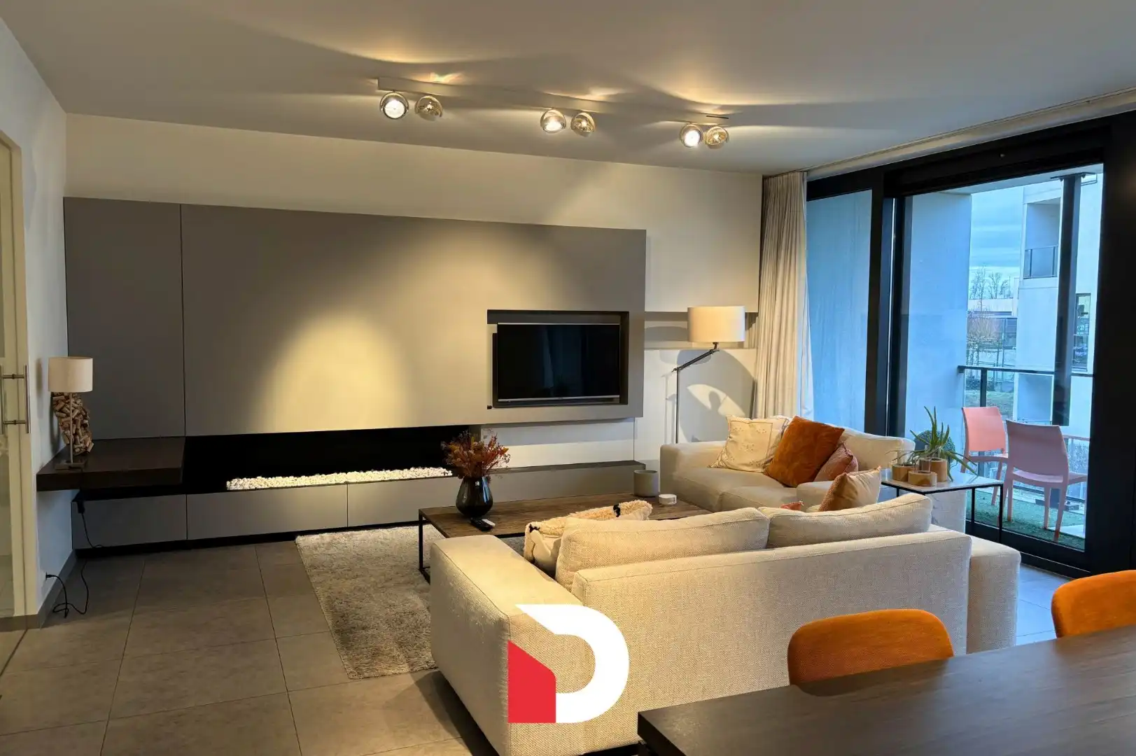 Uniek GEMEUBELD appartement met 2 slaapkamers en ruim terras foto 6