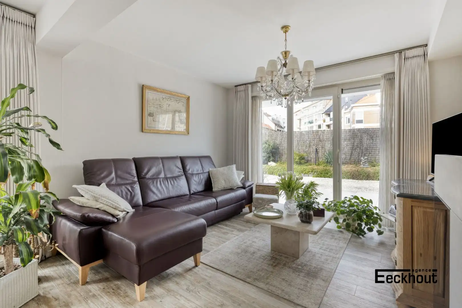 Gerenoveerd appartement met uitzonderlijk groot terras en inpandige garage! foto 4