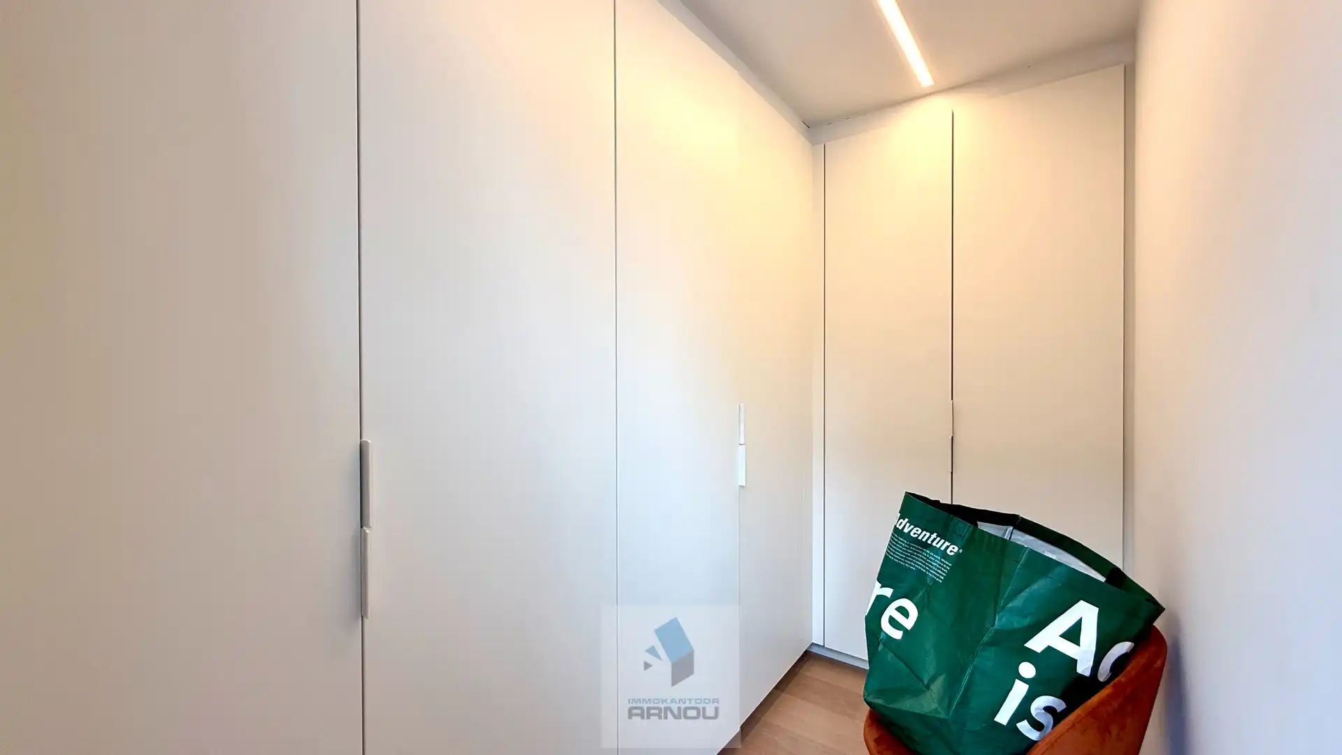 Stijlvolle en ruime loft met 2 slaapkamers, dressing, overdekt terras en 2 parkeerplaatsen foto 16