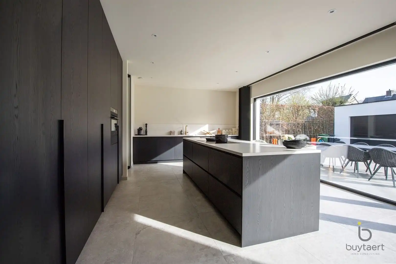 Knappe GELIJKVLOERSE villa + bijgebouw te Halle! foto 13