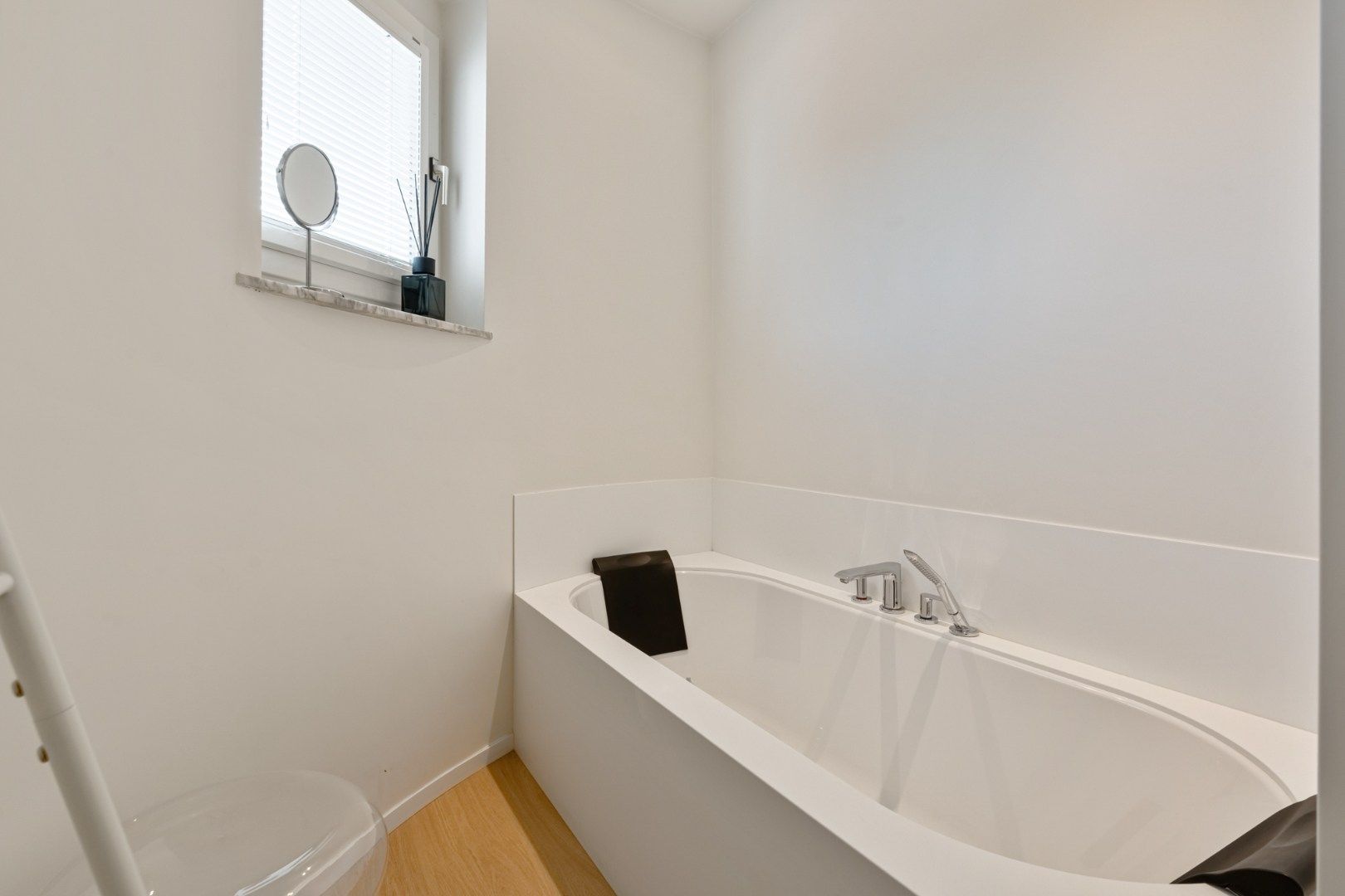 Verrassende villa met luchtig interieur en grote tuin foto 24