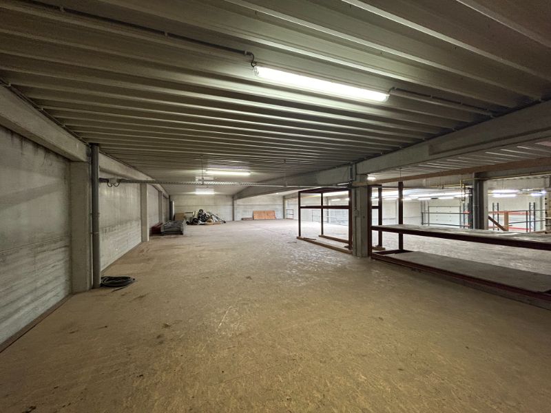 *** COMPROMIS IN OPMAAK *** Uitstekend KMO-gebouw met Magazijn, Kantoren, Mezzanine en Parkeerfaciliteiten foto 10