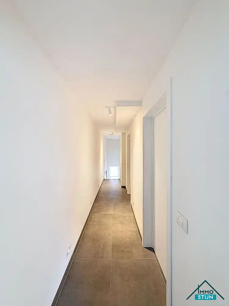 Recente duplex met drie slaapkamers en een garage foto 7