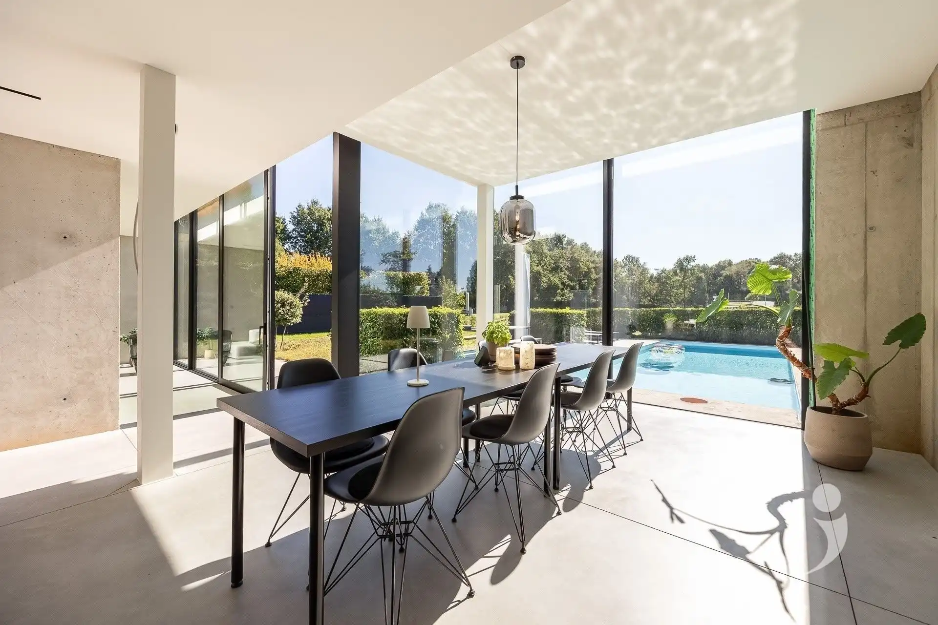 High-end architectenwoning met zwembad en prachtig zicht op de achterliggende weides foto 11