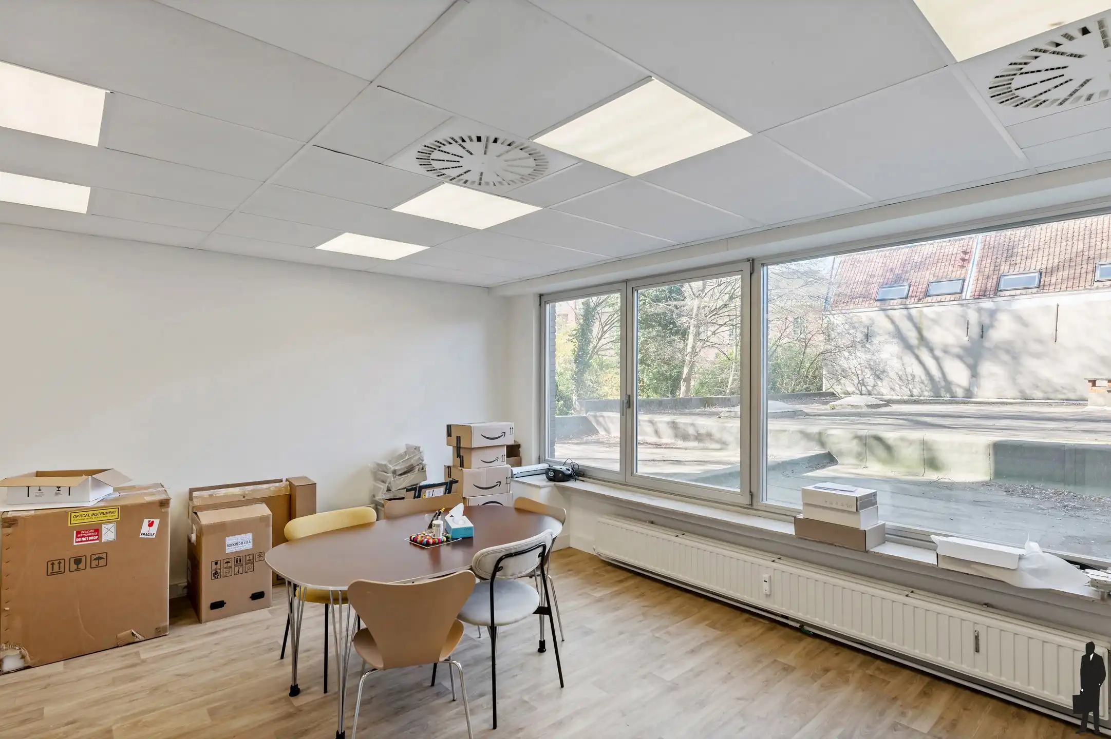 Goed onderhouden dokterspraktijk met 3 studio’s en 14 staanplaatsen foto 30