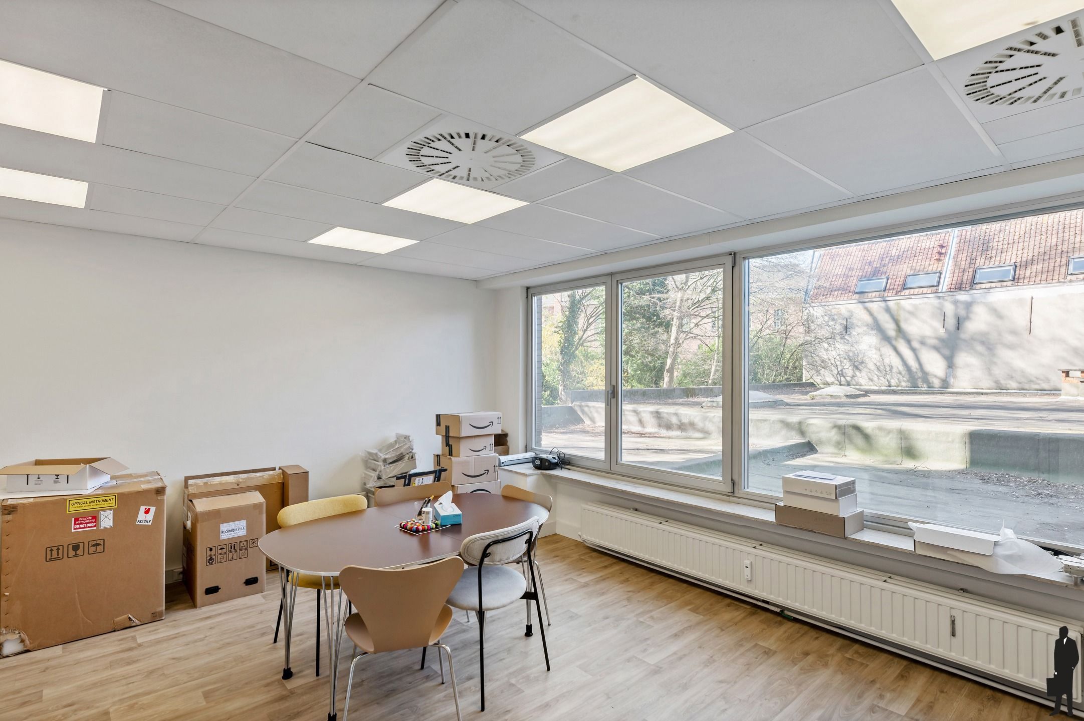 Goed onderhouden dokterspraktijk met 3 studio’s en 14 staanplaatsen foto 30