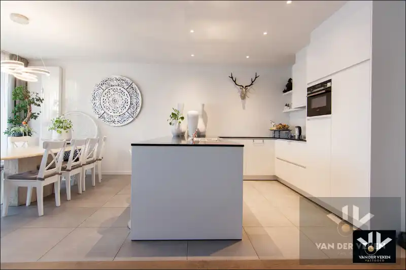 Totaal gerenoveerd gelijkvloers 3 slpk-appartement op een toplocatie. Garagebox optioneel! foto 3