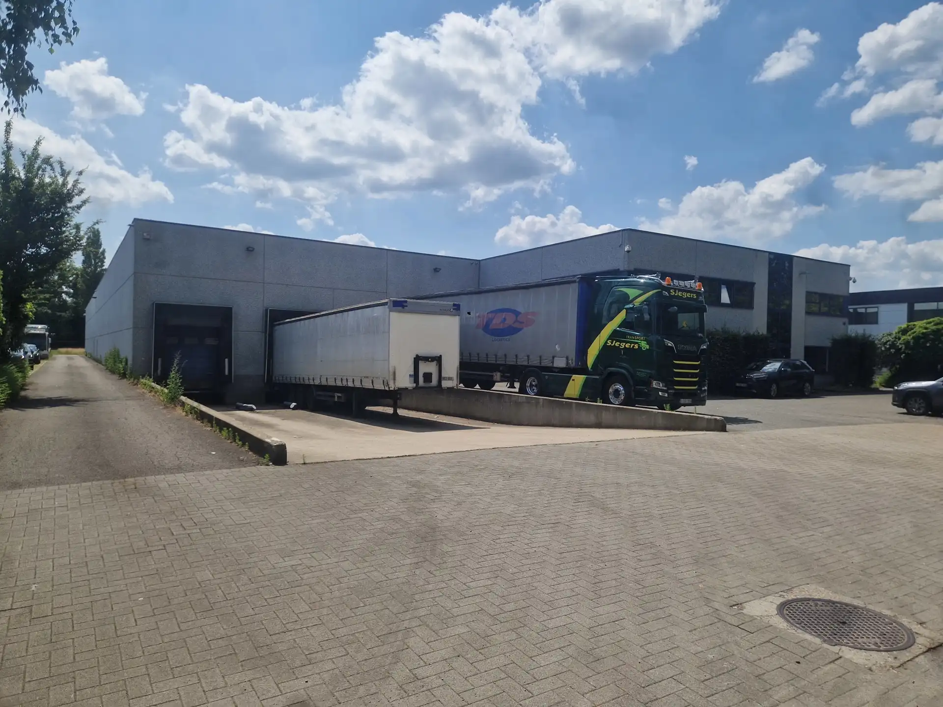 Magazijn 3.024m² met kantoor 432m² te huur foto {{pictureIndex}}