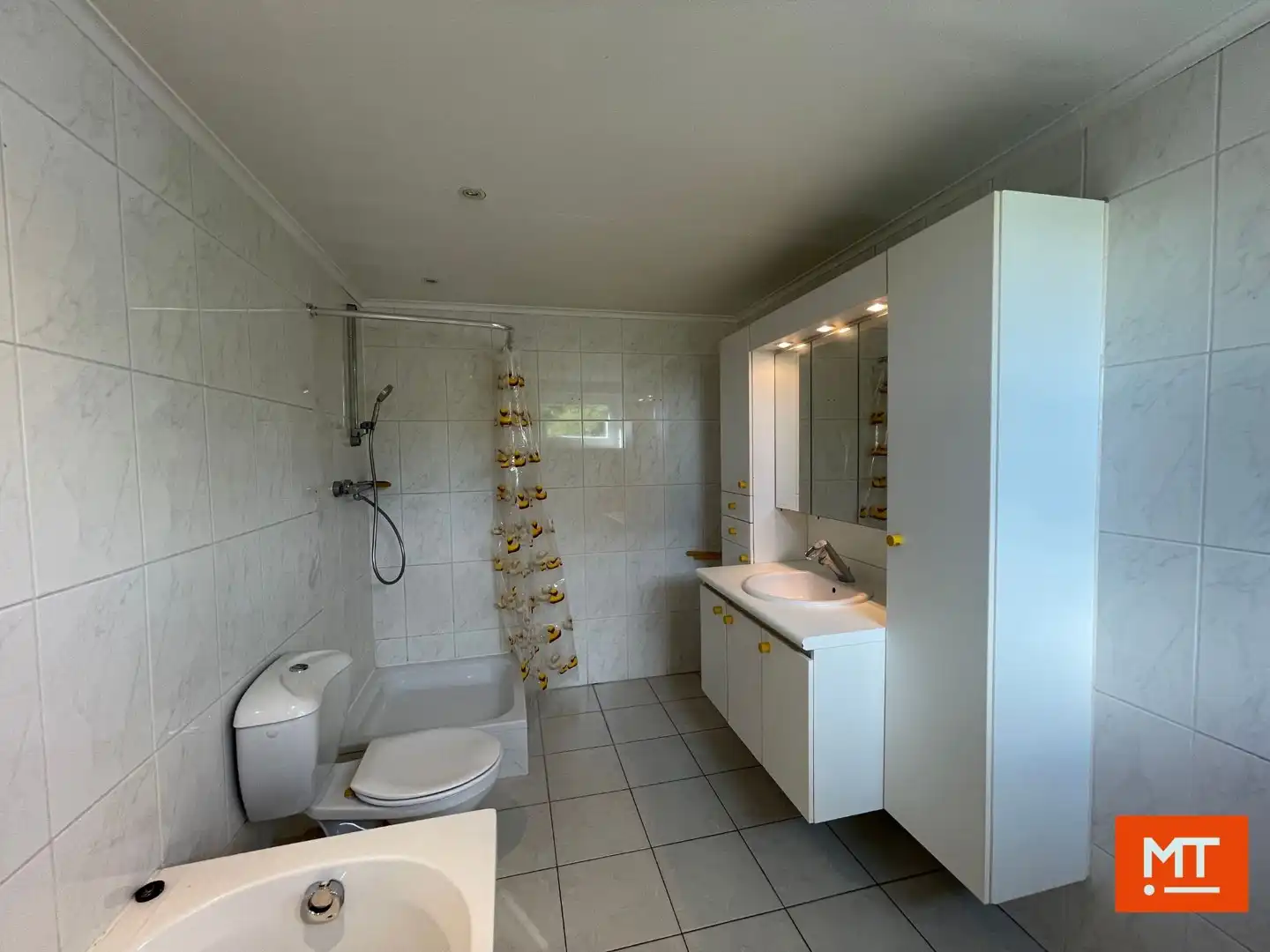 Alleenstaande woning te huur met 3 slaapkamers, 2 garages en tuin te Kruiseke foto 9