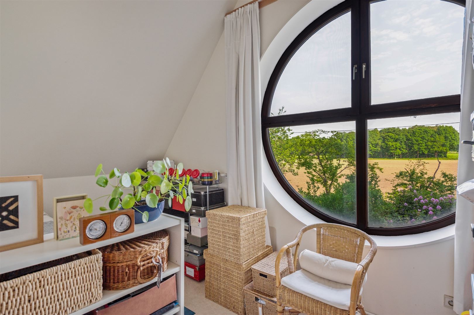 Te renoveren woning met grote tuin en garages in landelijke omgeving foto 16