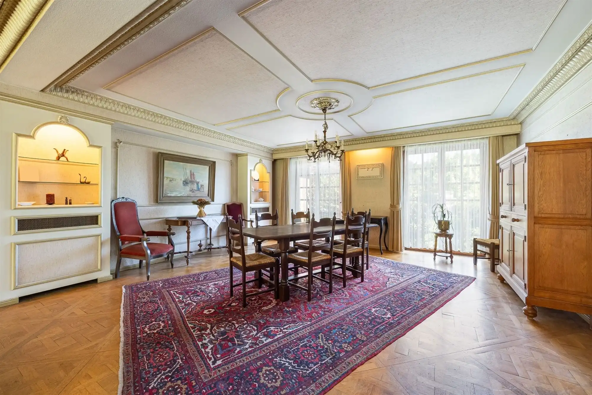 Villa met bijgebouwen op prachtig perceel foto 2