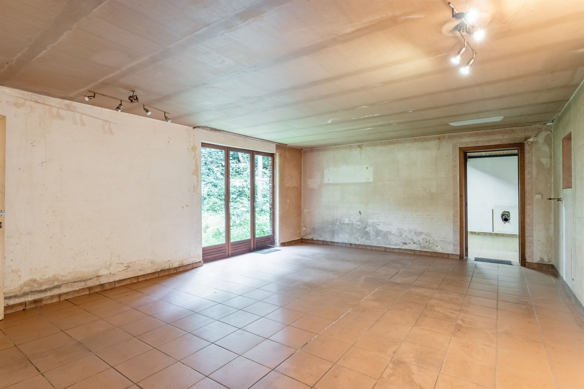 Te renoveren gebouw op en met grond. foto 9