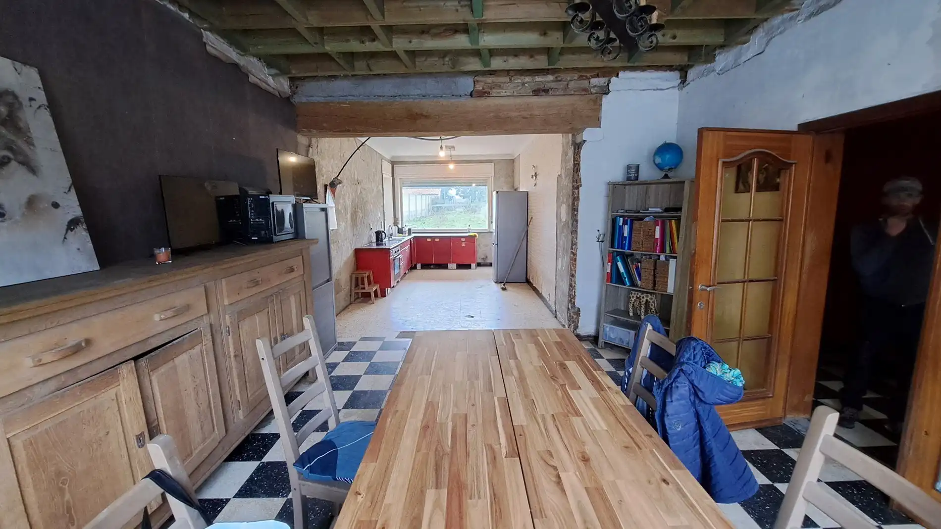 Gezinswoning met 4 slaapkamers, garage en grote tuin. foto 5