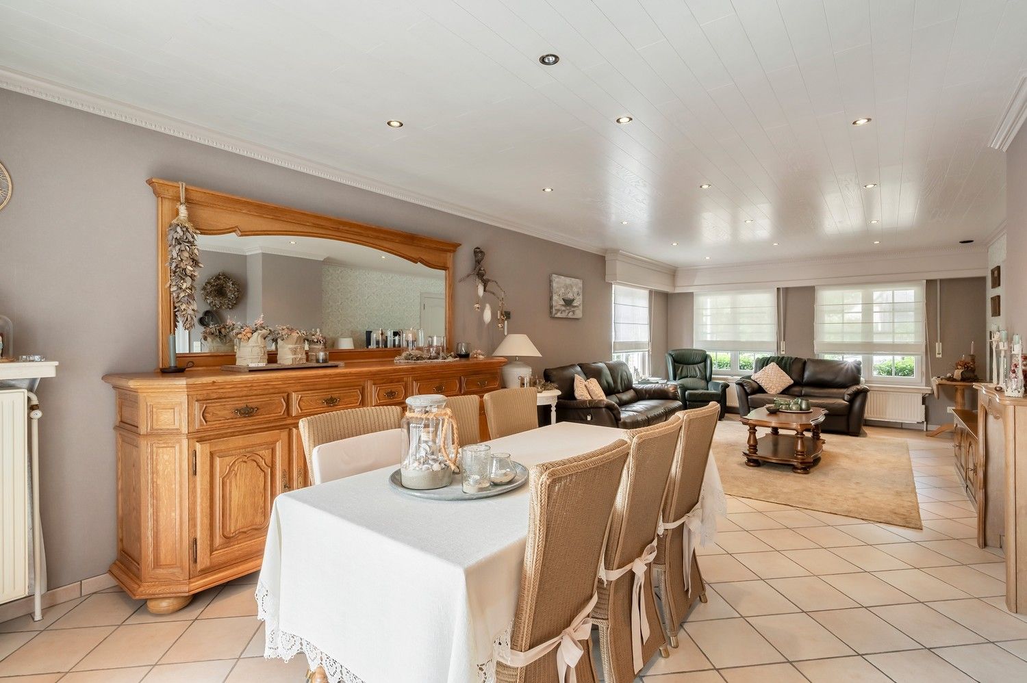 Ruime gezinswoning op breed en groot perceel van 1122m² foto 7