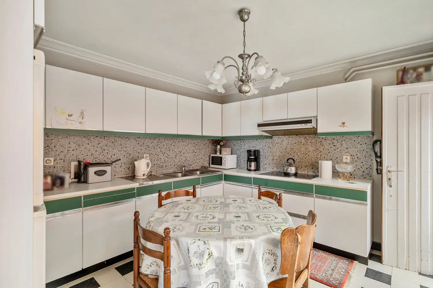 Te renoveren laagbouwwoning met garage, atelier en tuin op een perceel van 451 m². foto 9