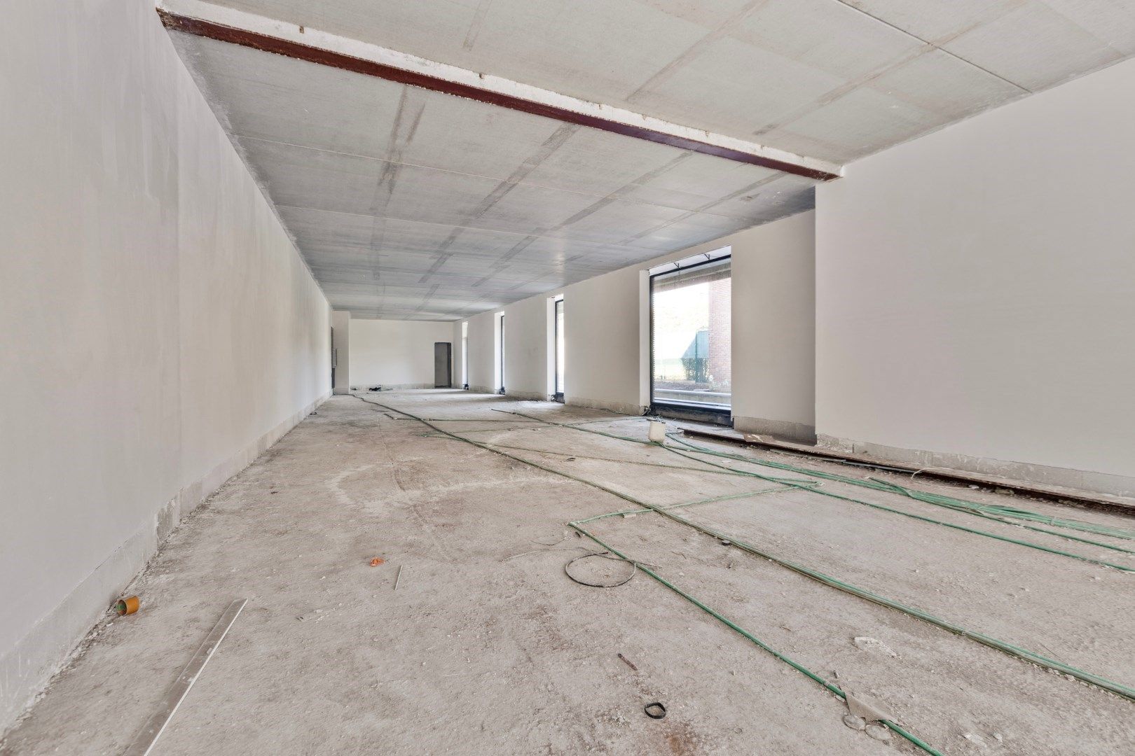 GELIJKVLOERS HANDELSPAND met KELDERRUIMTE TE HUUR/TE KOOP OP A-LOCATIE IN HOUTHALEN CENTRUM   foto 9