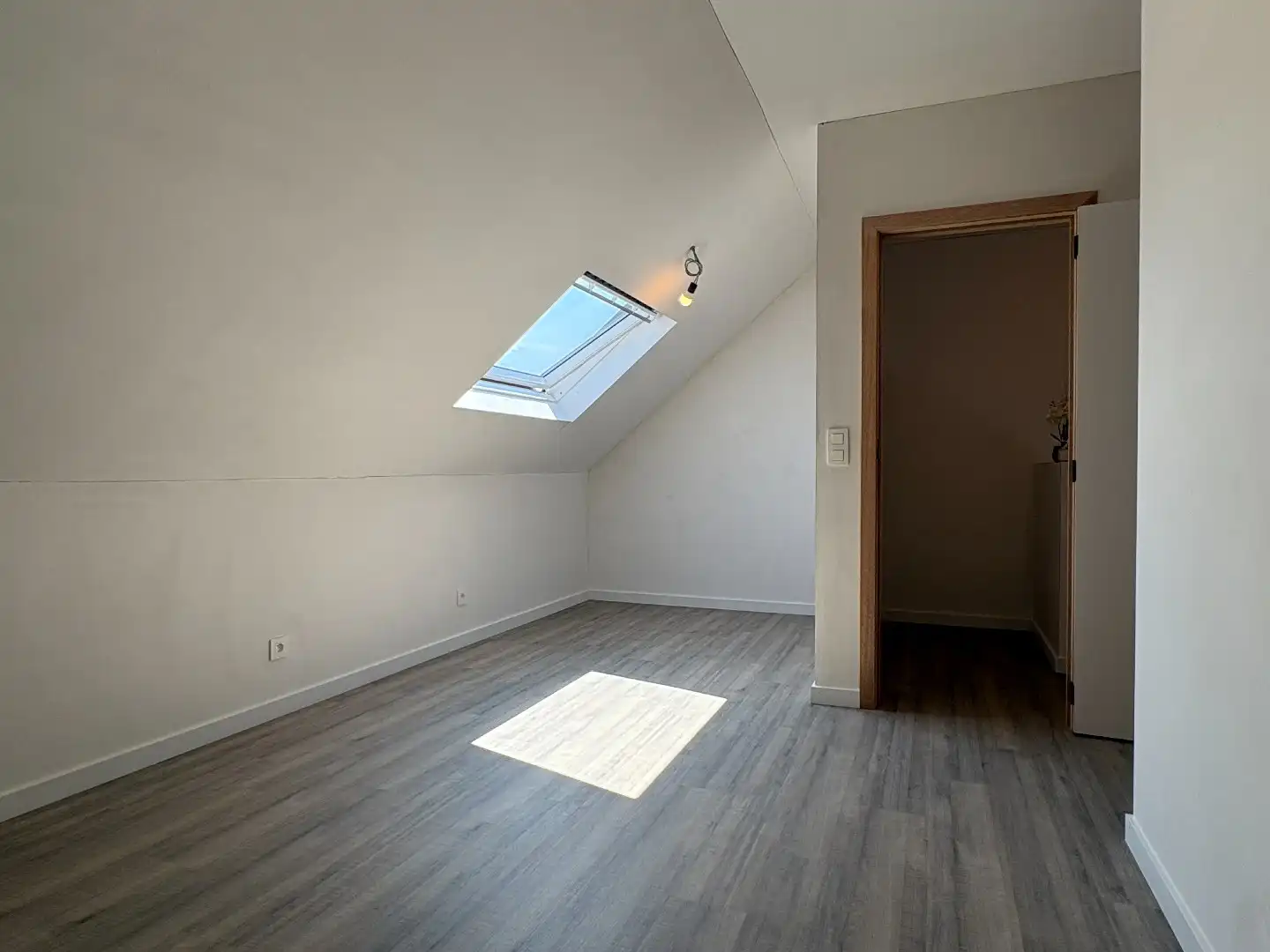 Instapklare woning te Kuurne met 3 slaapkamers, zijweg, oprit en zoveel meer! foto 19