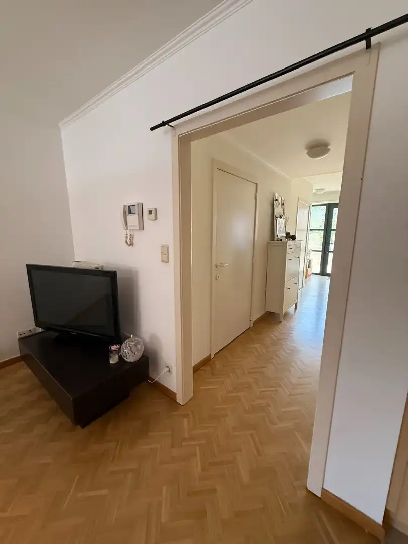 Instapklaar 1-slaapkamerappartement met terras en garagebox in hartje Lommel. foto 8