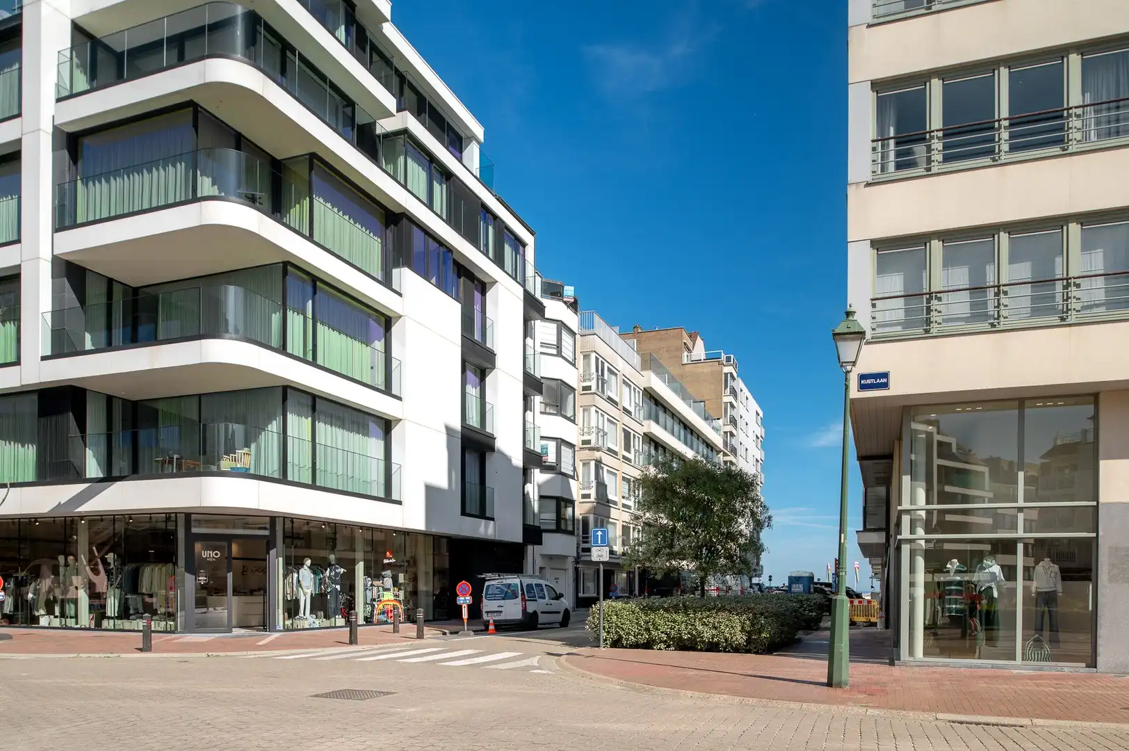 Appartement met schitterend zonneterras en zijdelings zeezicht vlakbij het Driehoeksplein in het Zoute. foto {{pictureIndex}}