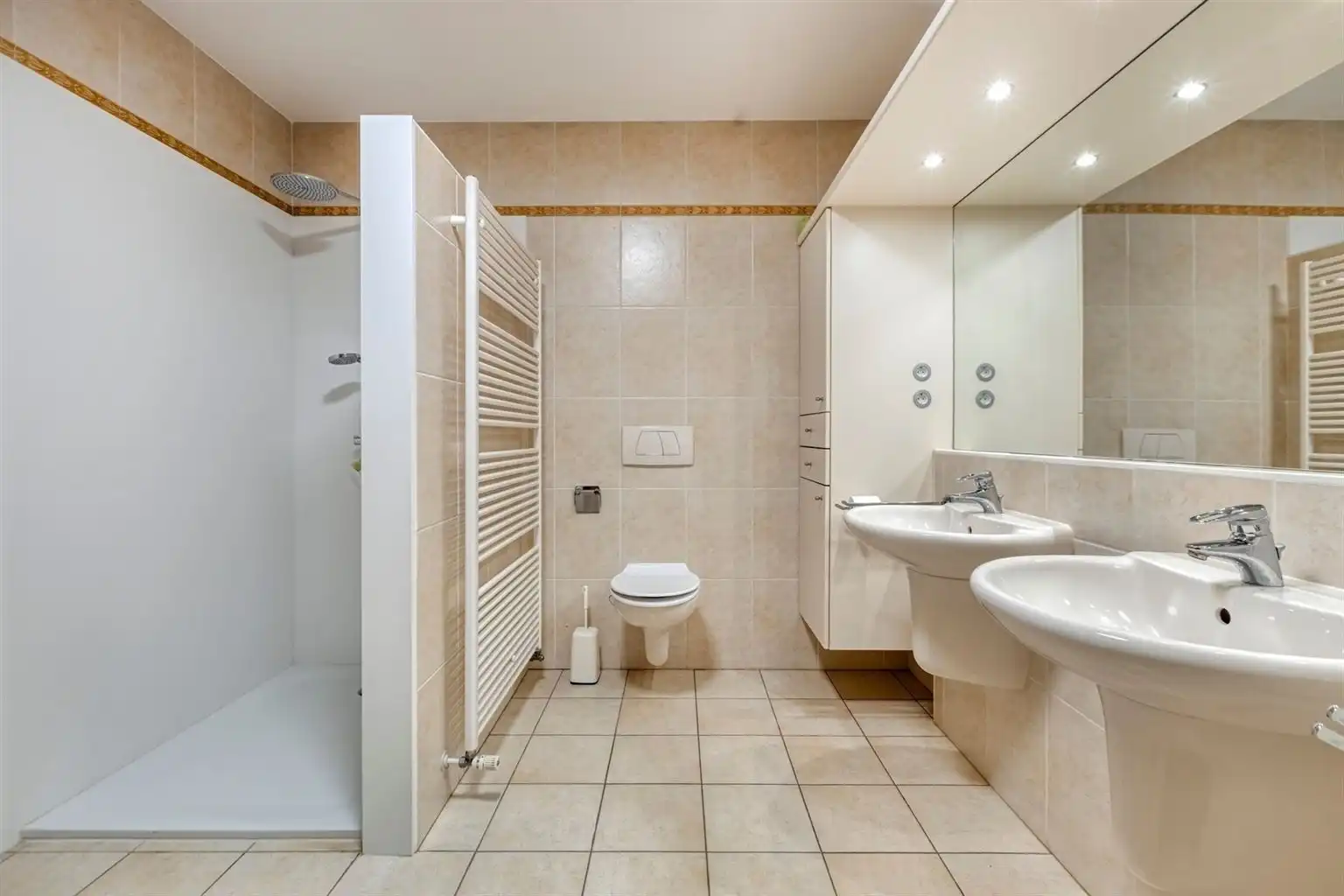 Prachtig, uitzonderlijk ruim appartement met 2 slaapkamers, 2 terrassen en inpandige garagebox, gelegen nabij het centrum van Maaseik. foto 14