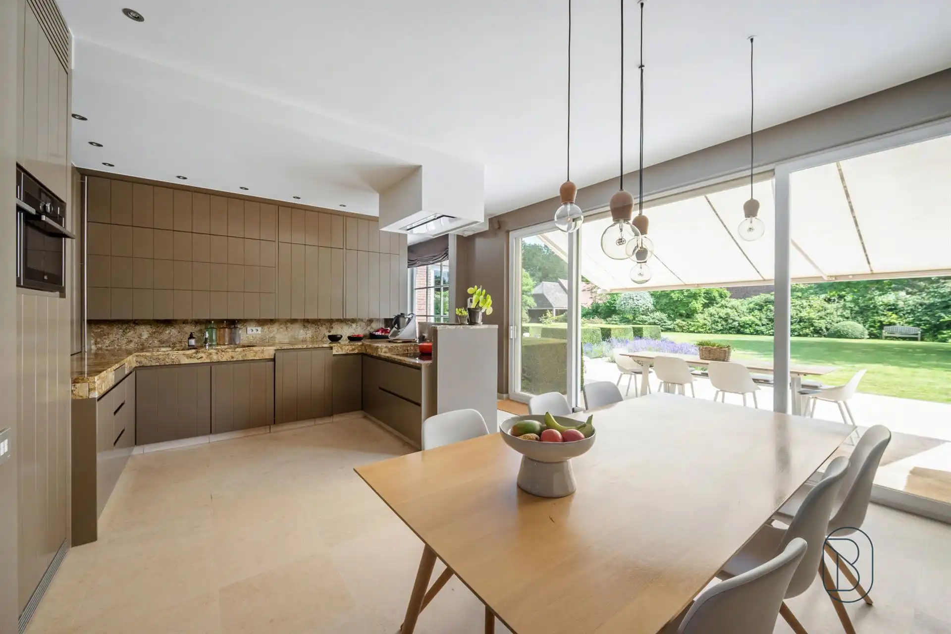 Exclusieve villa met praktijk/kantoor en prachtige tuin foto 10