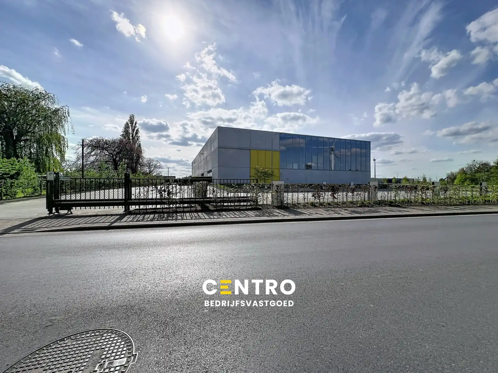 Share-deal: duurzaam, strak en ecologisch HIGH-END afgewerkt bedrijfsgebouw (°2020) met productiehal en kantoren op een perceel van 5.069m². foto {{pictureIndex}}