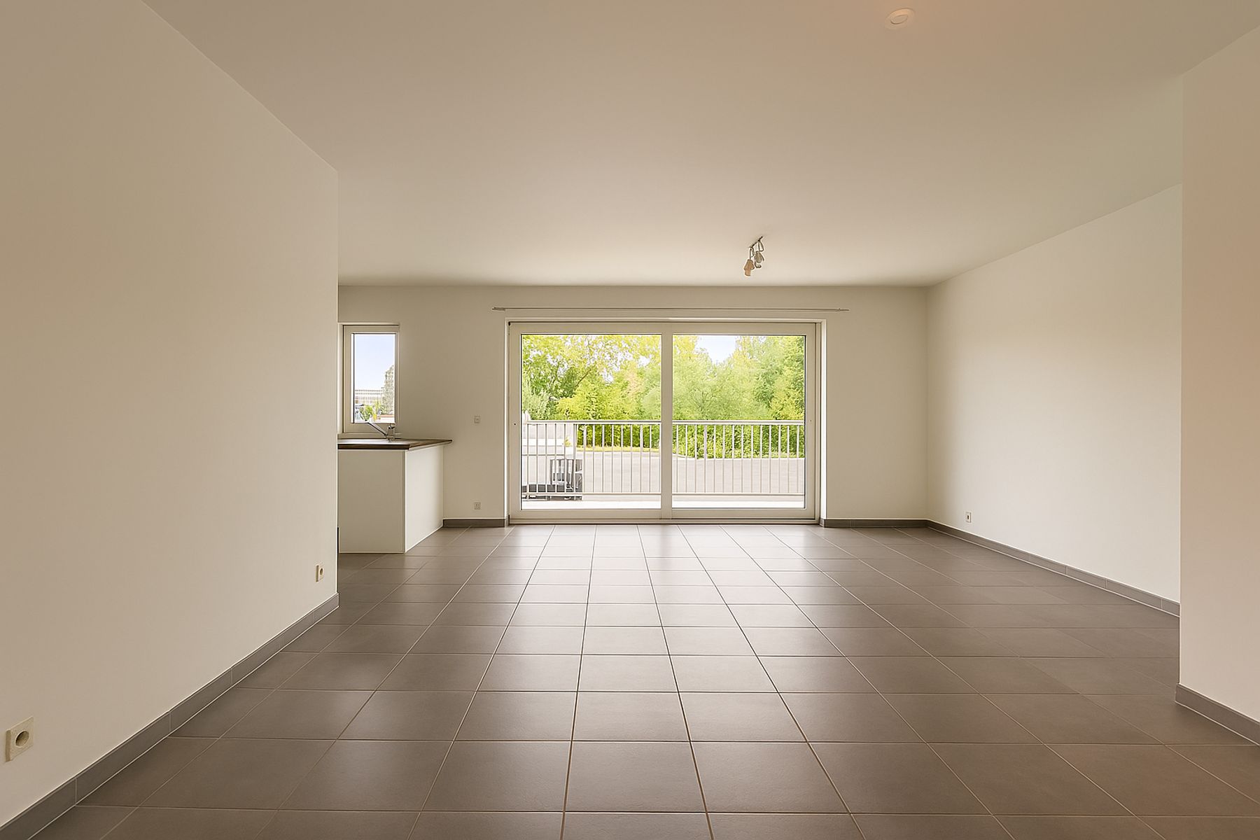 Lichtrijk gelijkvloers appartement in centrum Loppem foto {{pictureIndex}}